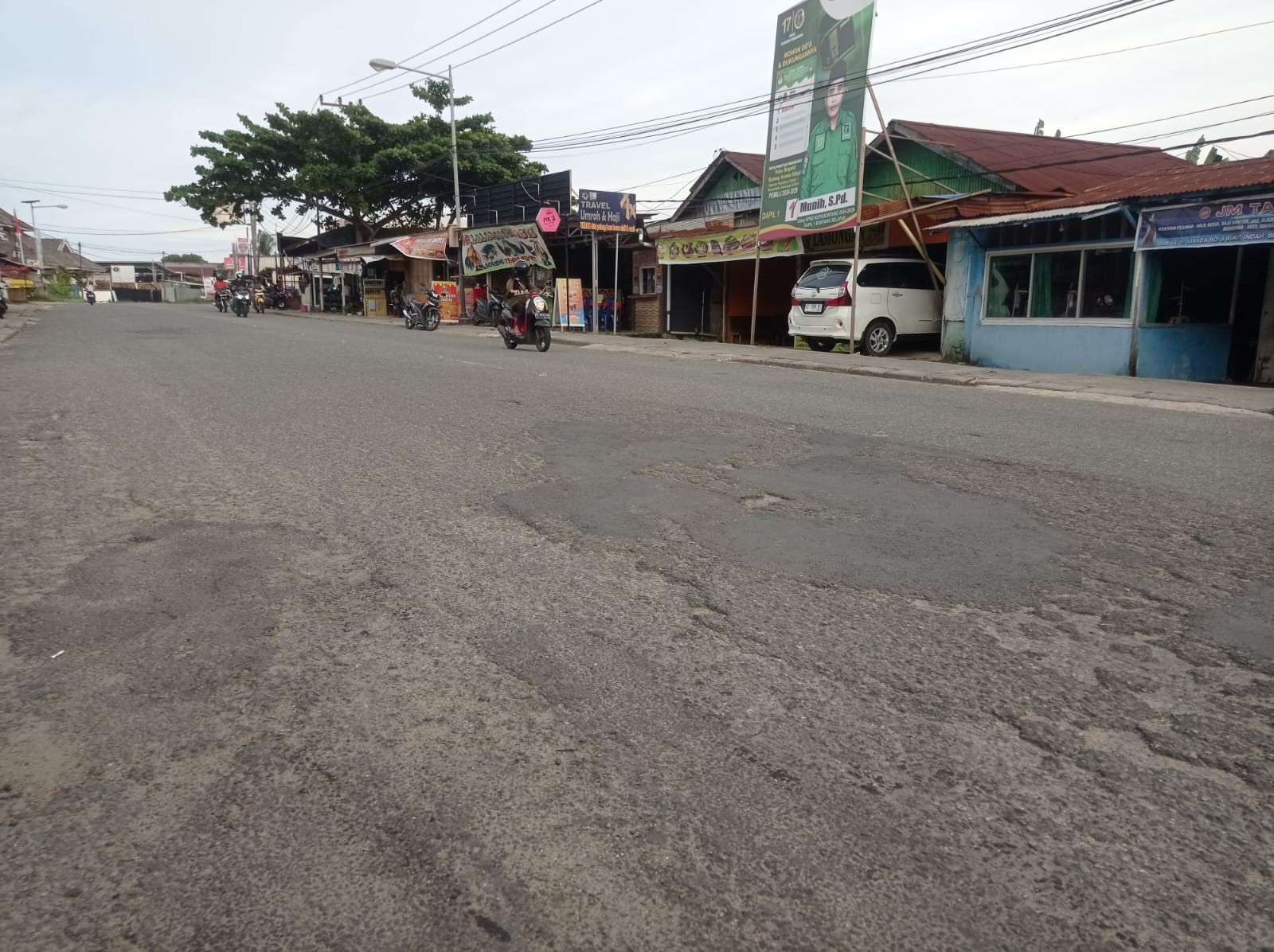 BERLUBANG: Kondisi Jalan Ir H Juanda membutuhkan perbaikan karena kerusakan lapisan dasar. (ADIEL KUNDHARA/KP