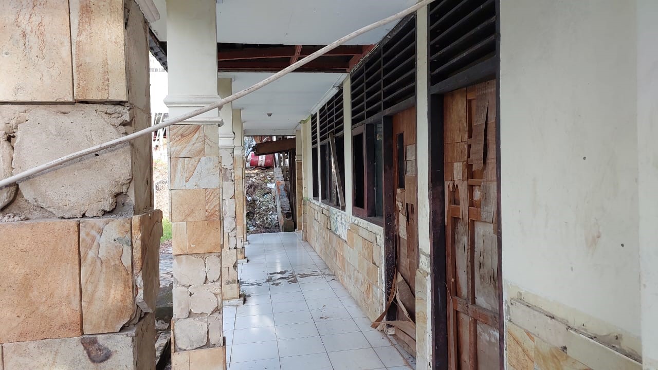 RUSAK: Plafon salah satu gedung di SMK 1 Bontang mengalami kerusakan, sehingga membutuhkan anggaran untuk rehab dari Disdikbud Kaltim. (ADIEL KUNDHARA/KP)