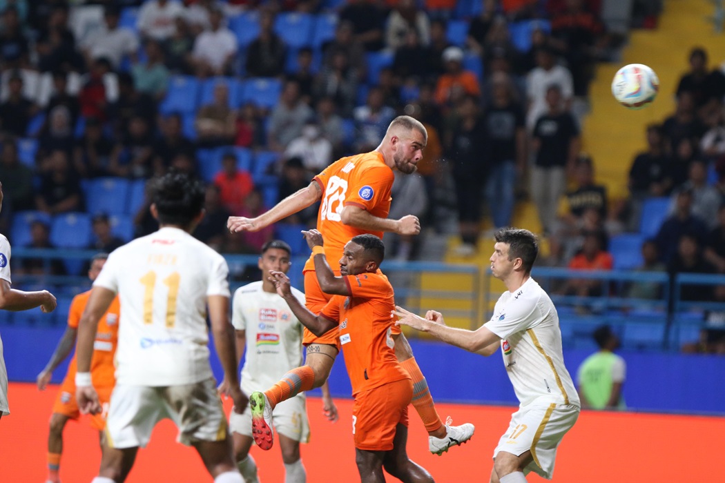 Tandukan Pluim yang memanfaatkan umpan Lilipaly dan kelengahan bek Persija di awal babak kedua.