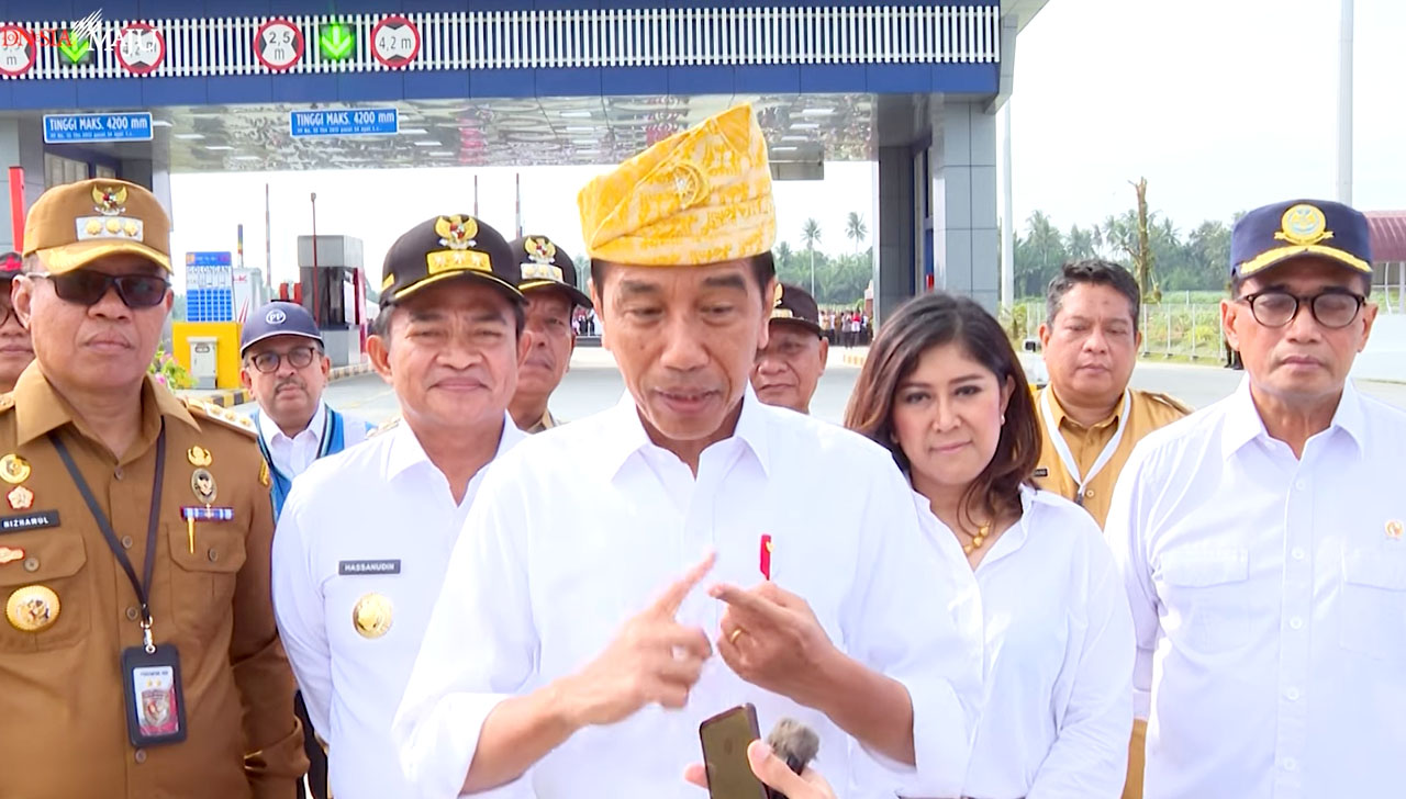 Presiden RI Joko Widodo saat memberi keterangan pers di Kabupaten Batubara, Sumatera Utara, Rabu (7/2)