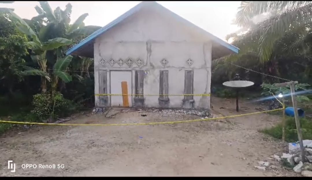 SEPI: Rumah korban pembunuhan di Dusun Lima, RT 018, Desa Babulu Laut, Kecamatan Babulu, PPU yang tampak diberi garis polisi.