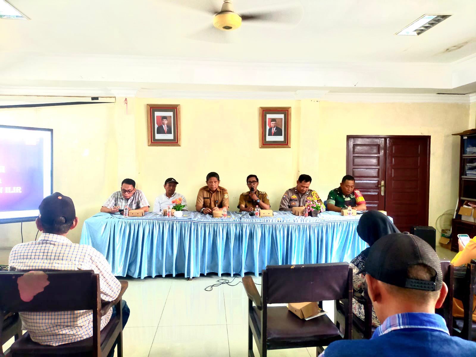 PERSIAPAN : Lurah Klandasan Ilir Andi Arief Hidayatullah (tengah) saat memimpin Rakor RT yang pembahasannya mengenai pengelolaan sampah dan persiapan pelaksanaan Pemilu 2024. (SUPRIYONO LUPUS/KP)