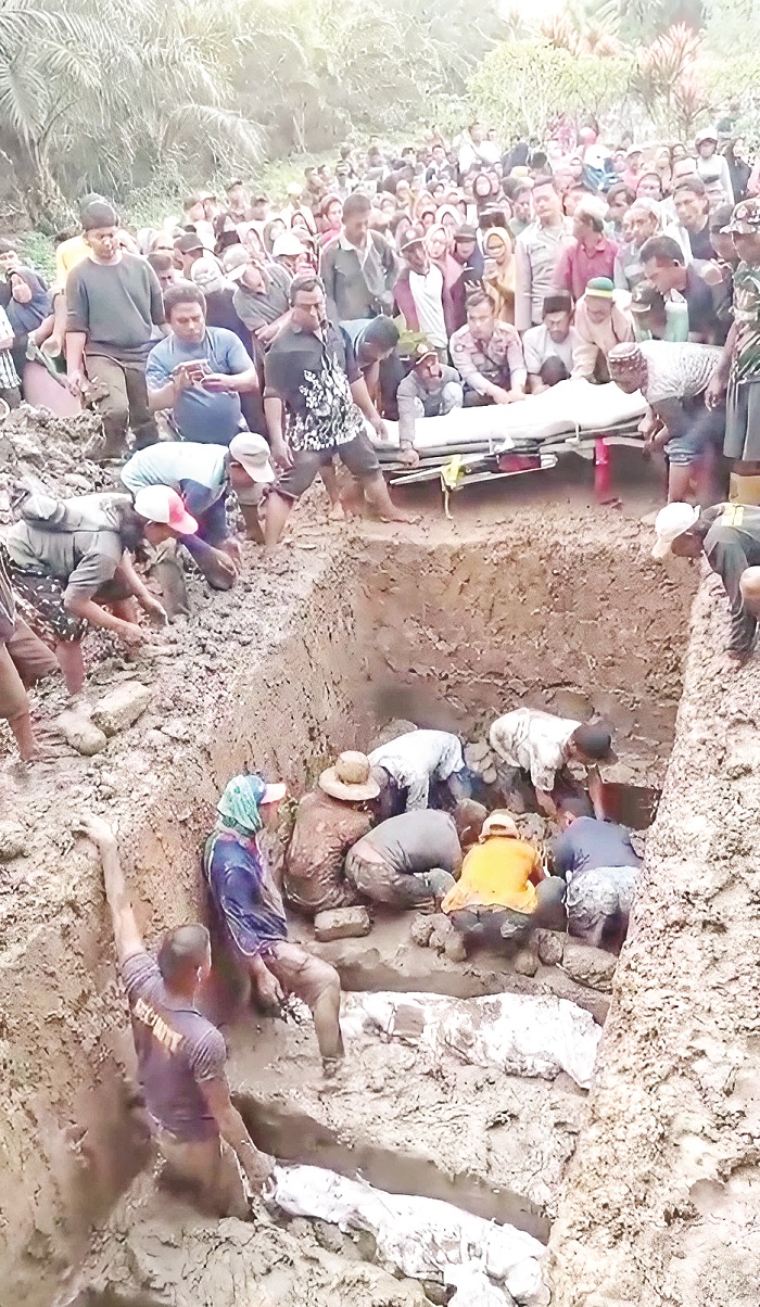 Jenazah lima korban pembunuhan tersangka J dimakamkan sebelum salat magrib, Selasa (6/2) di pemakaman Desa Sebakung Jaya, Kecamatan Babulu, PPU, dalam satu tempat berbaris.
