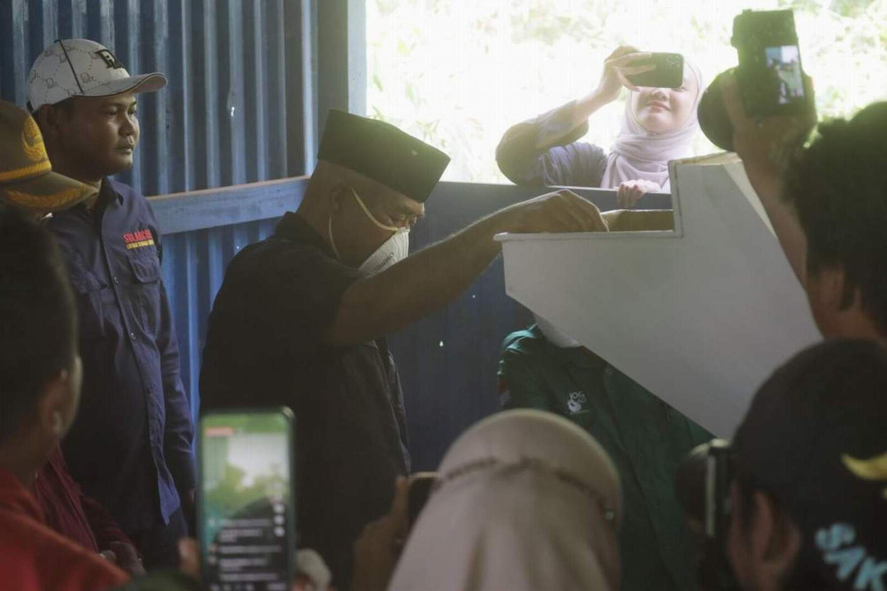INOVATIF: Bupati Kukar Edi Damansyah melihat mesin pencacah sabut kelapa yang bernilai ekonomi.