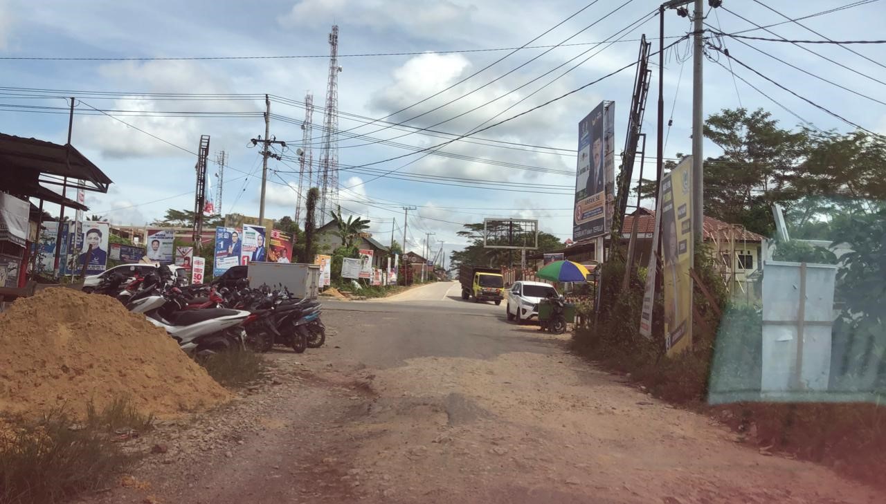 SEGERA DIPERBAIKI: Simpang empat arah Kecamatan Kaliorang, salah satu titik yang rusak cukup parah dengan bentang panjang sekitar 7 kilometer.  (M KHAIDIR/KP)