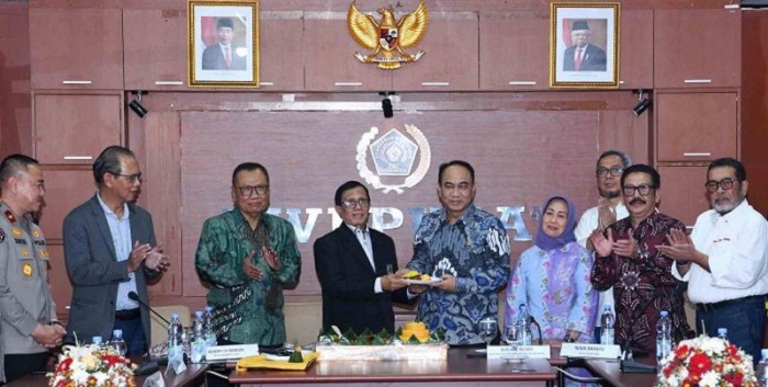 Menkominfo Budi Arie Setiadi menerima tumpeng dari Ketua PWI Pusat Hendry CH Bangun saat syukuran memperingati HUT Ke-78 PWI di Gedung Dewan Pers, Jakarta Pusat, Jumat (9/2).