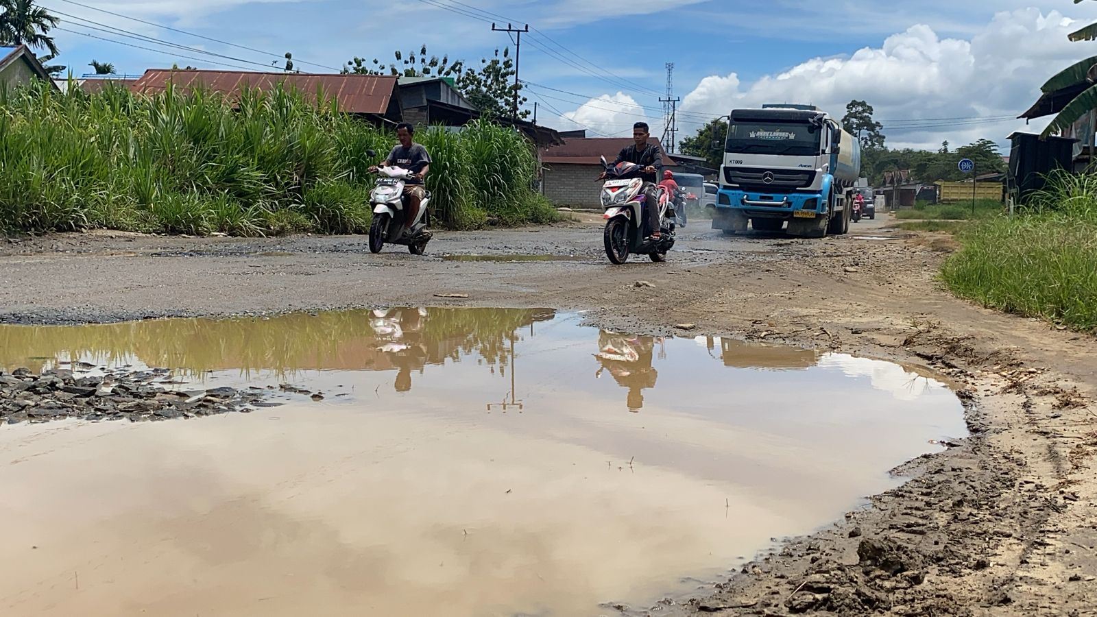 MAKIN PARAH: Kondisi Jalan Hasanudin di Kelurahan Simpang Raya, Barong Tongkok, semakin parah.