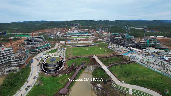 Pembangunan Kawasan Inti Pusat Pemerintahan IKN yang di dalamnya terdapat istana presiden, lapangan upacara, kantor kementerian koordinator dan rumah jabatan menteri.