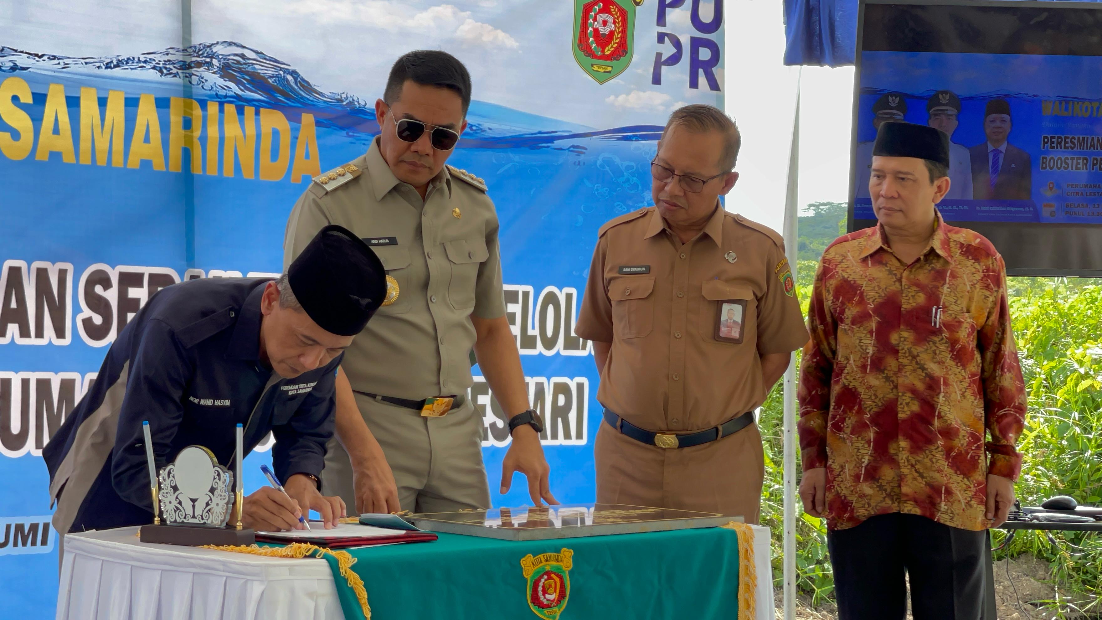 RESPONS KELUHAN: Andi Harun (kedua kiri) meresmikan booster di Perumahan BCL, Kecamatan Sungai Kunjang, Selasa (13/2).
