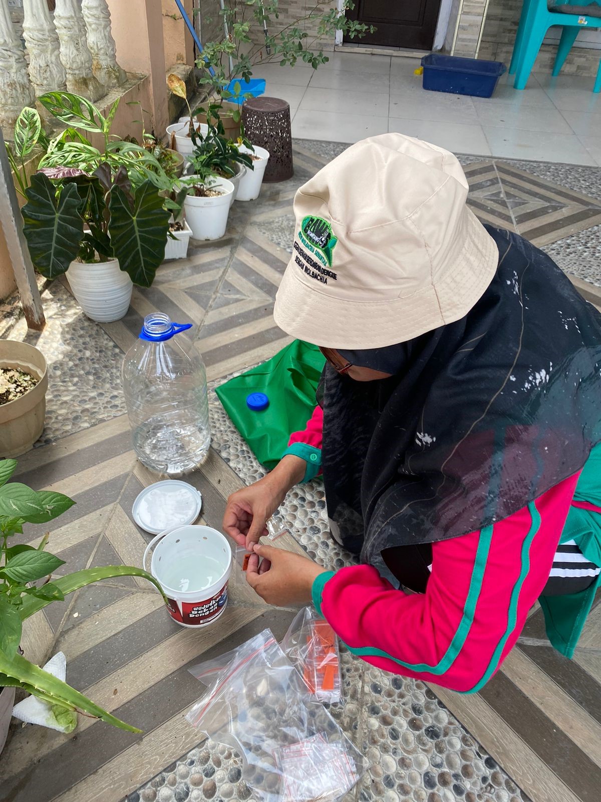 SEBAR EMBER: Petugas telah menempatkan ember berisi telur wolbachia di beberapa titik di Kota Taman untuk menekan angka DBD jangka menengah. (ADIEL KUNDHARA/KP)
