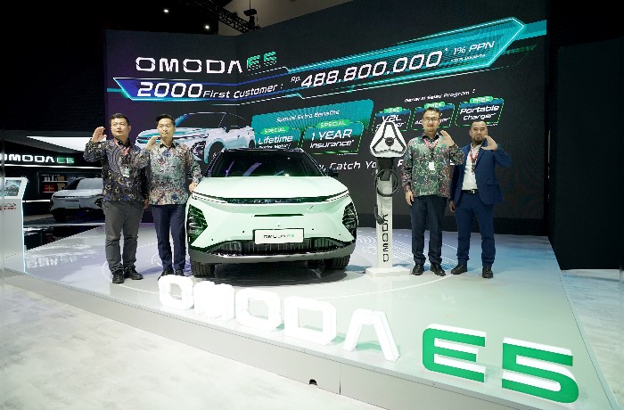 CHERY OMODA E5: Kendaraan listrik dengan desain yang futuristik di ajang Indonesia International Motor Show (IIMS) 2024.