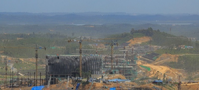 GELIAT IKN: Pemasangan bilah dari baja yang menyerupai sayap burung garuda di kantor presiden terus dirampungkan kontraktor mengejar target rampung sebelum 17 Agustus 2024.