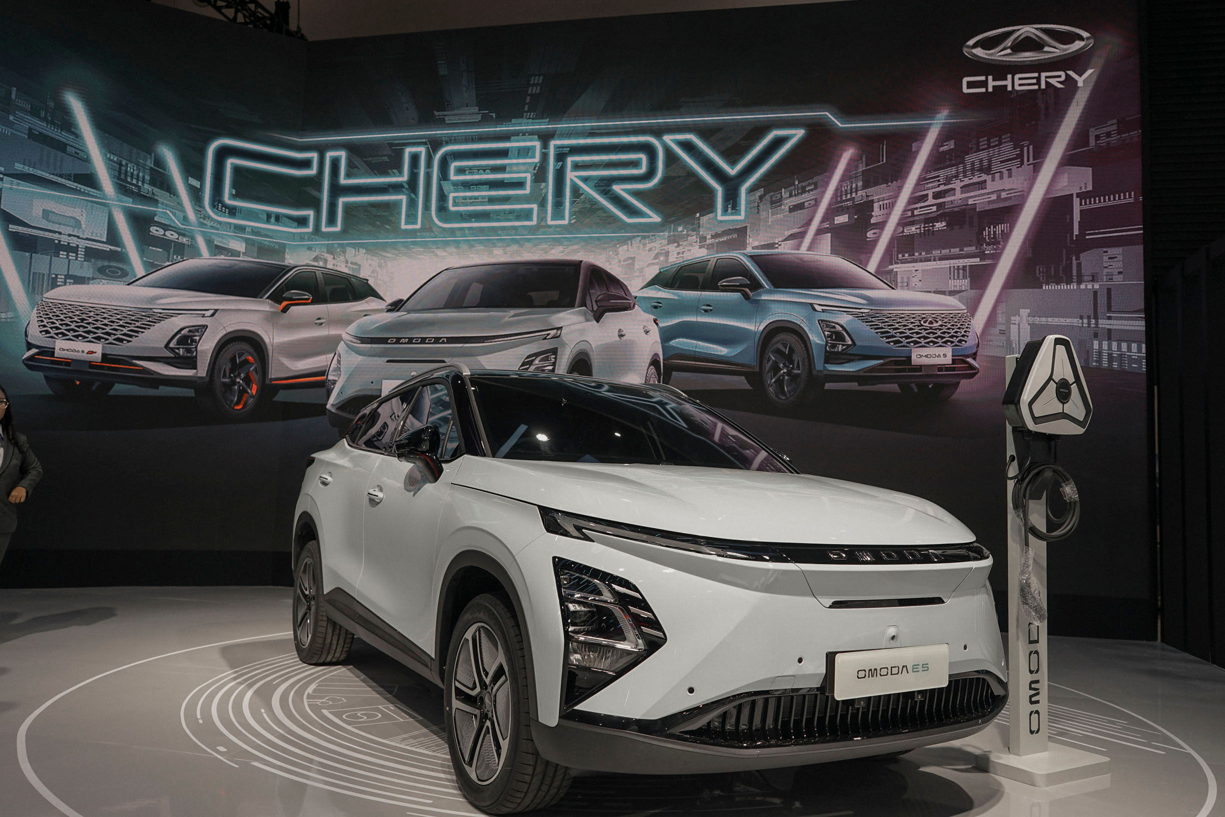 IIMS 2024: Fitur V2L yang disematkan pada Chery Omoda E5 memungkinkan baterainya difungsikan sebagai sumber energi portable.