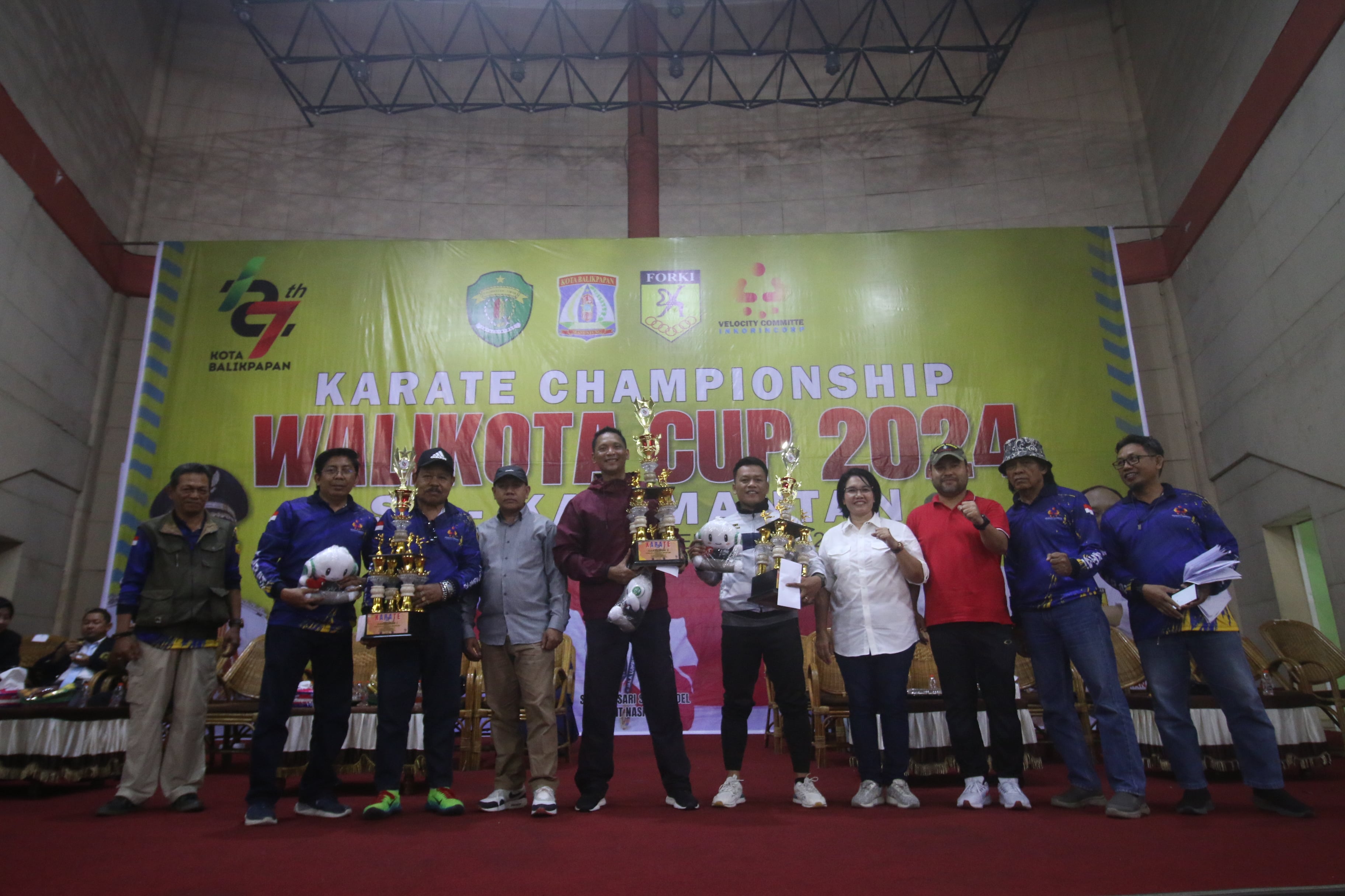 Inkado Kaltim sukses menyabet gelar juara umum pada kejuaraan karate se-Kalimantan bertajuk Wali Kota Balikpapan Cup 2024 yang tuntas di BSCC Dome, Minggu (18/2). (ANGGI PRADITHA)