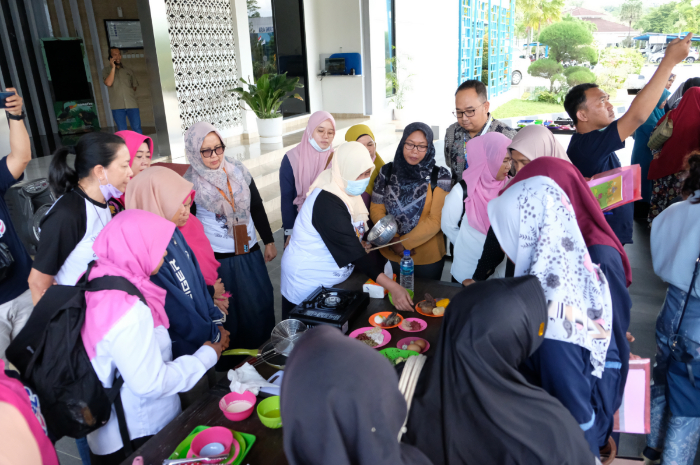 ANTUSIAS : Ibu-ibu kader Posyandu Karang Joang saat melakukan praktek penyiapan makanan pendamping ASI.