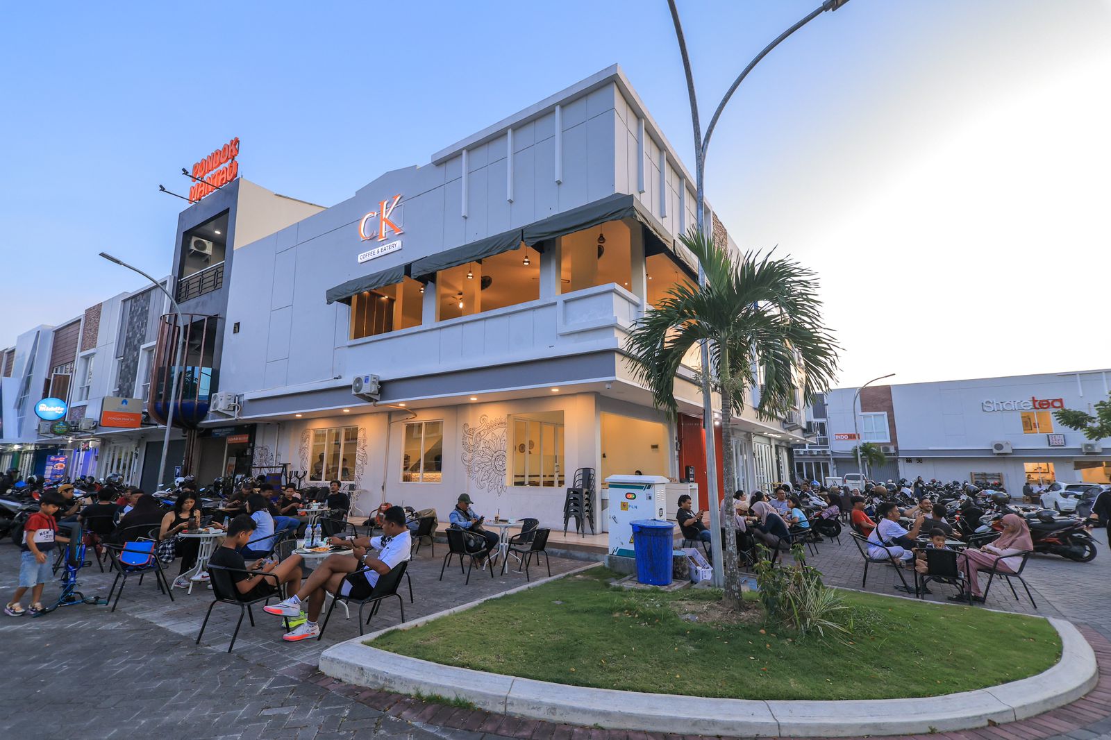 TEMPAT TONGKRONGAN: CK Coffee & Eatery di kawasan Grand City. Jadi salah satu lokasi favorit untuk nongkrong bagi sejumlah anak muda di Balikpapan.