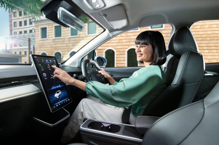 NETA V :  Dilengkapi fitur One Pedal & Cruise Control, baterai menjadi lebih efisien dan menambah kenyamanan dalam berkendara.