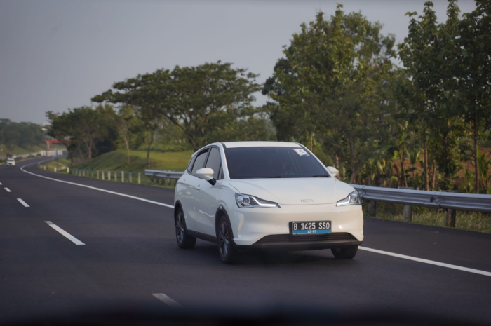 TEKNOLOGI : Dilengkapi dengan fitur One Pedal & Cruise Control, memberikan pengalaman berkendara yang berbeda.