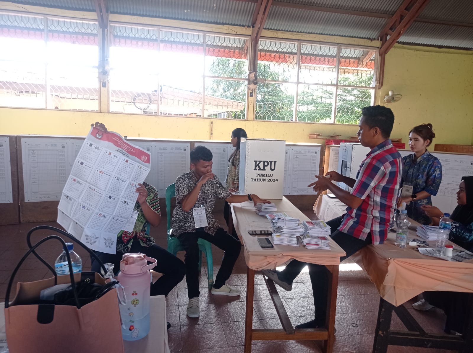REKAPITULASI: Proses penghitungan suara Pileg 2024 di tingkat kecamatan di Bontang masih berlangsung.