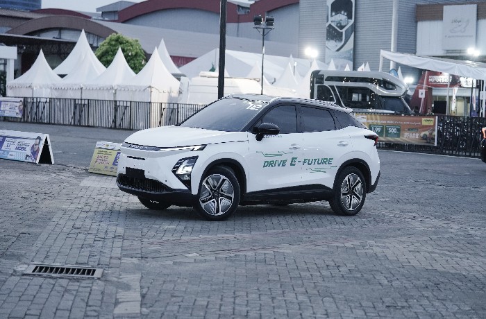 OMODA E5 : Mobil listrik futuristik ini menjadi magnet konsumen di booth Chery Indonesia