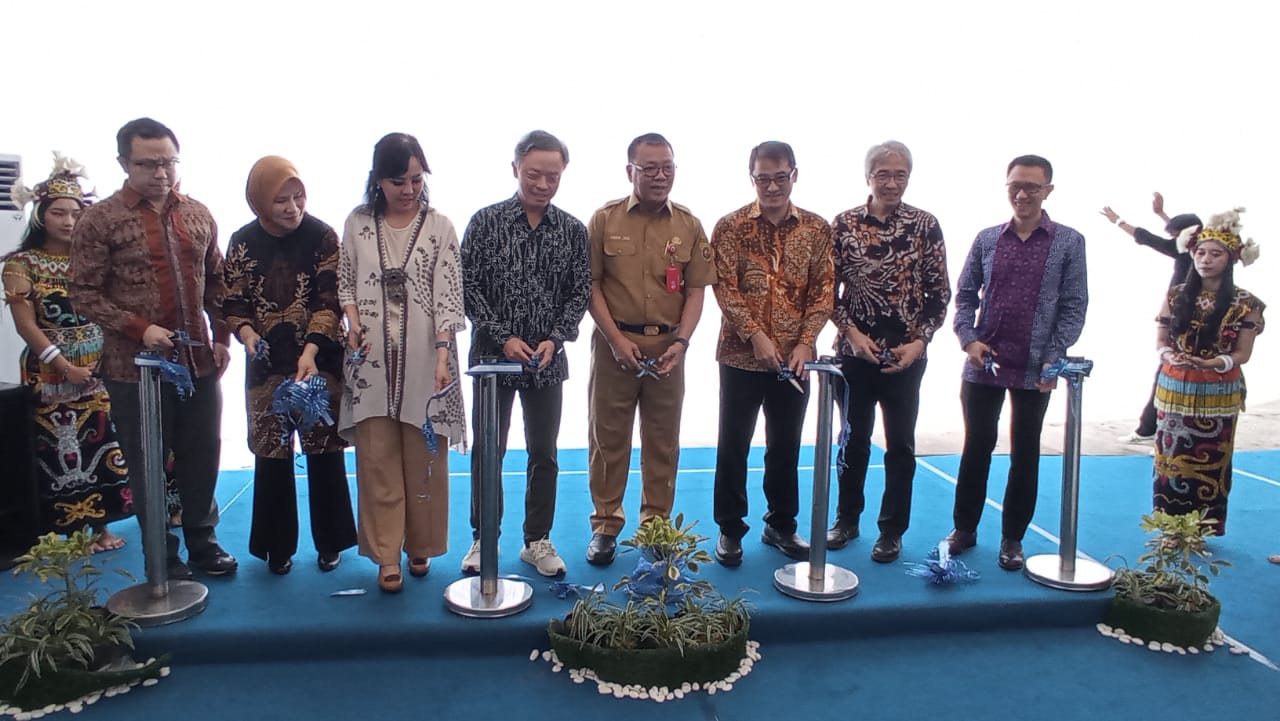 Sekkot Samarinda Hero Mardanus Satyawan (kelima kiri) didampingi jajaran manajemen PT Pro Tank Terminal meresmikan fasilitas penyimpanan BBM, Senin (19/2).
