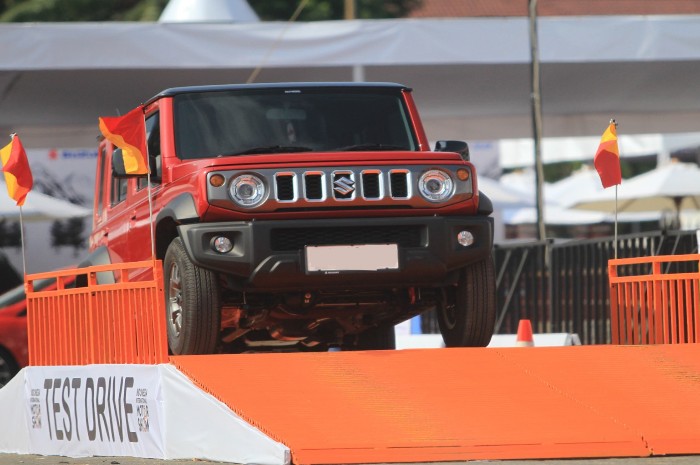 TANGGUH : Suzuki Jimny 5 Pintu, kendaraan berpenggerak 4 roda dengan sistem penggerak AllGrip Pro yang tangguh