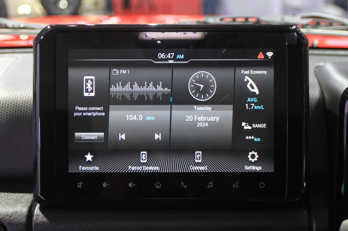 HIBURAN : Perangkat hiburan 9&rdquo; touch screen head unit with smartphone connection, menampilkan layanan seperti pemutar musik, video, navigasi dan lainnya