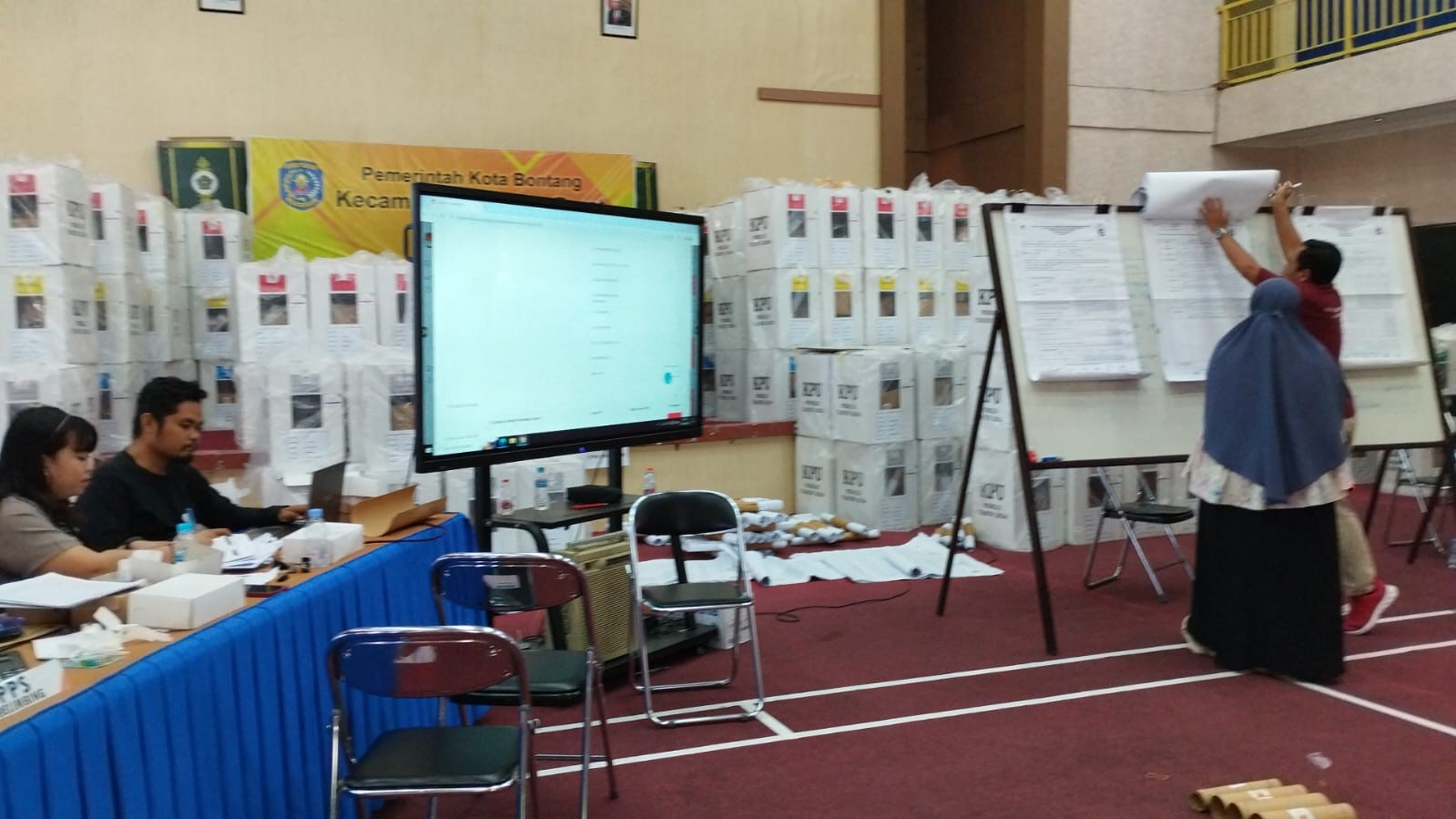 ADIEL KUNDHARA/KP MASIH BERJALAN: Proses rekapitulasi suara para caleg di daerah pemilihan Bontang Barat baru merampungkan satu kelurahan. (ADIEL KUNDHARA/KP)