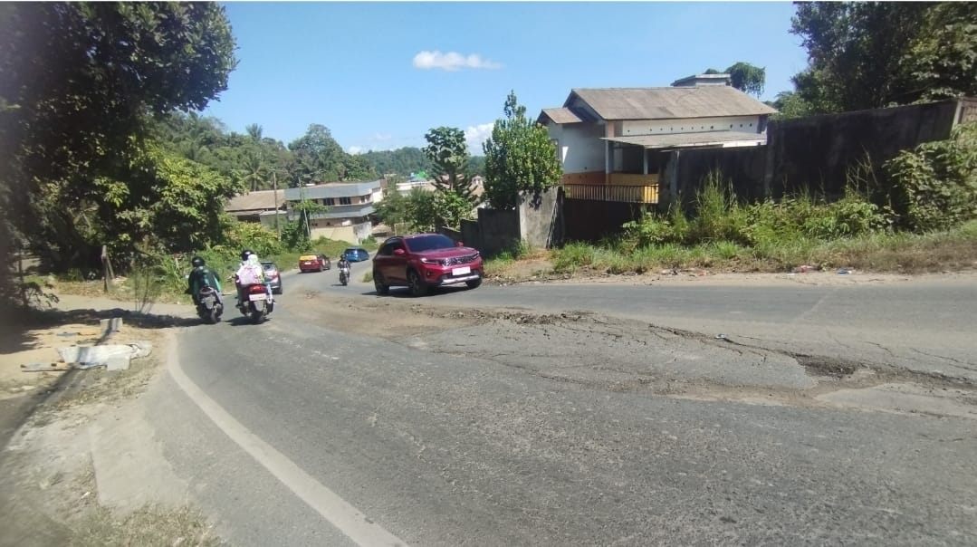 BAKAL DITANGANI: Kerusakan di Jalan Sultan Sulaiman, Kecamatan Sambutan, ditangani segera tahun ini oleh DPUPR-Pera Kaltim, Kamis (22/2).