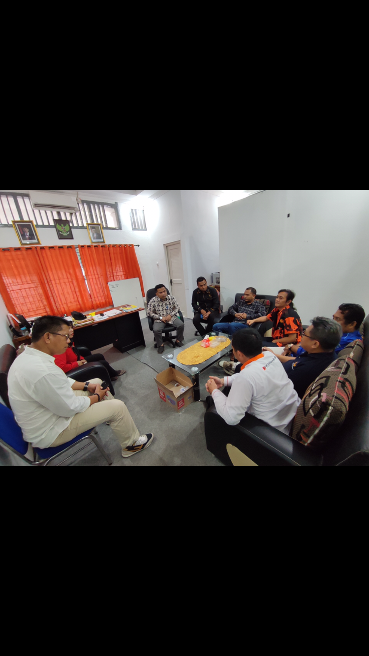 PROTES HASIL: Gabungan kader lintas partai dan ormas mendatangi KPU Paser memprotes hasil sementara pileg 2024, Jum