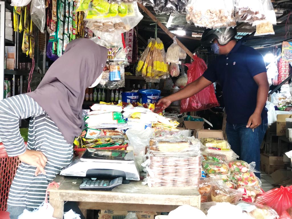 MERANGKAK: Harga beras di Pasar Induk Sangatta Utara, Kutim, mengalami kenaikan.