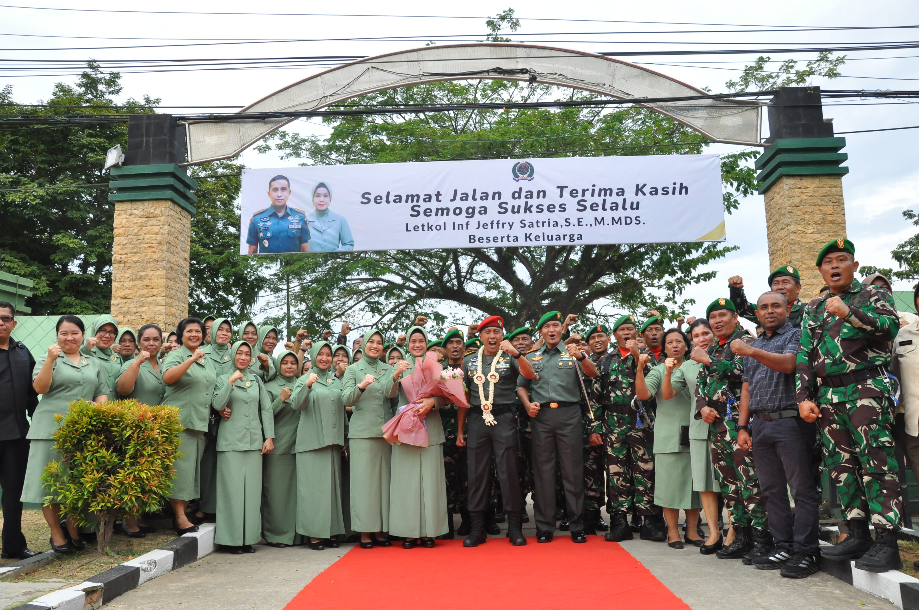 KENANGAN: Letkol Inf Jeffry Satria (baret merah) dan istri bersama dandim Kukar yang baru.