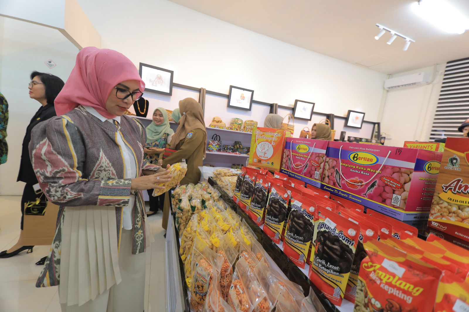 FUAD MUHAMMAD/KP PRODUK LOKAL: Nurlena Rahmad Mas