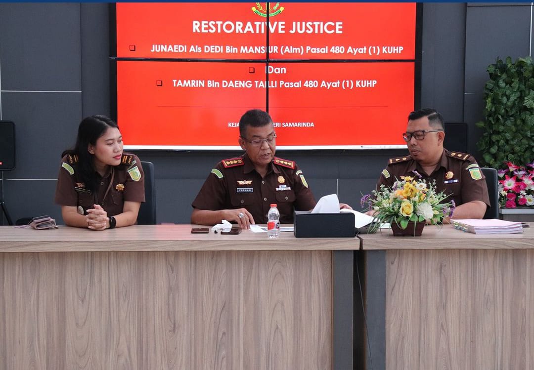 EKSPOSE: Kajari Samarinda Firmansyah Subhan (tengah) memimpin gelar perkara yang diusulkan bidang pidana umum untuk ditangani lewat keadilan restoratif, Senin (26/2).