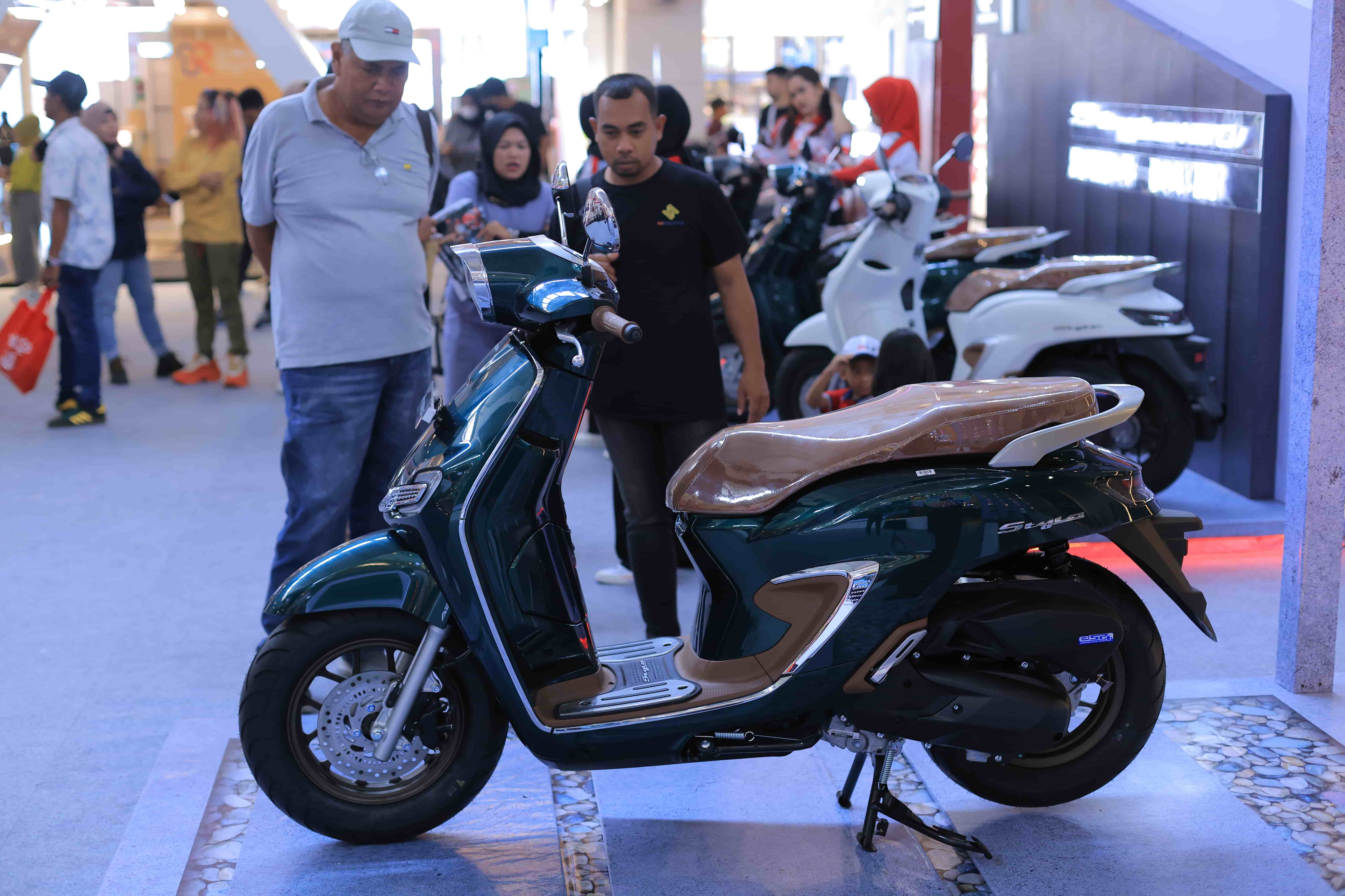 FASHIONABLE: Kehadiran New Honda Stylo 160 berhasil menarik perhatian pengunjung Mal e-Walk Balikpapan SuperBlok, akhir pekan lalu.