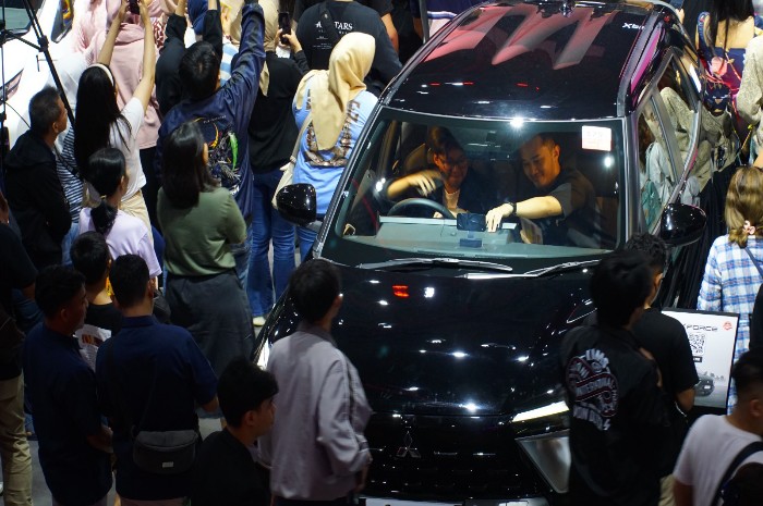 MENARIK PERHATIAN : Antusias pengunjung di booth Mitsubishi, IIMS 2024