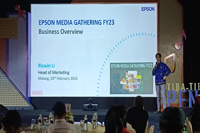 CAPAIAN POSITIF : Riswin Li, Head Of Marketing PT Epson Indonesia, memaparkan pencapaian Epson tahun sebelumnya hingga saat ini dalam acara Epson Media Gathering 2024.
