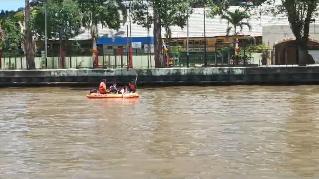 DITEMUKAN: Proses pencarian Elizabet yang hilang di SKM kemarin pagi. Beberapa jam kemudian, sekitar pukul 14.00 Wita kemarin, tubuh perempuan tersebut akhirnya ditemukan mengambang.