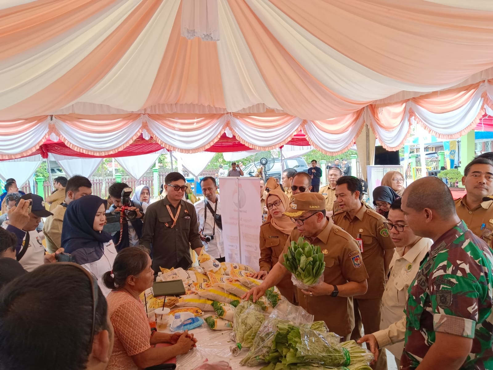 SEMBAKO: Operasi pasar murah yang menjual sembako pernah digelar DKP PPU di Kecamatan Babulu, tahun lalu.