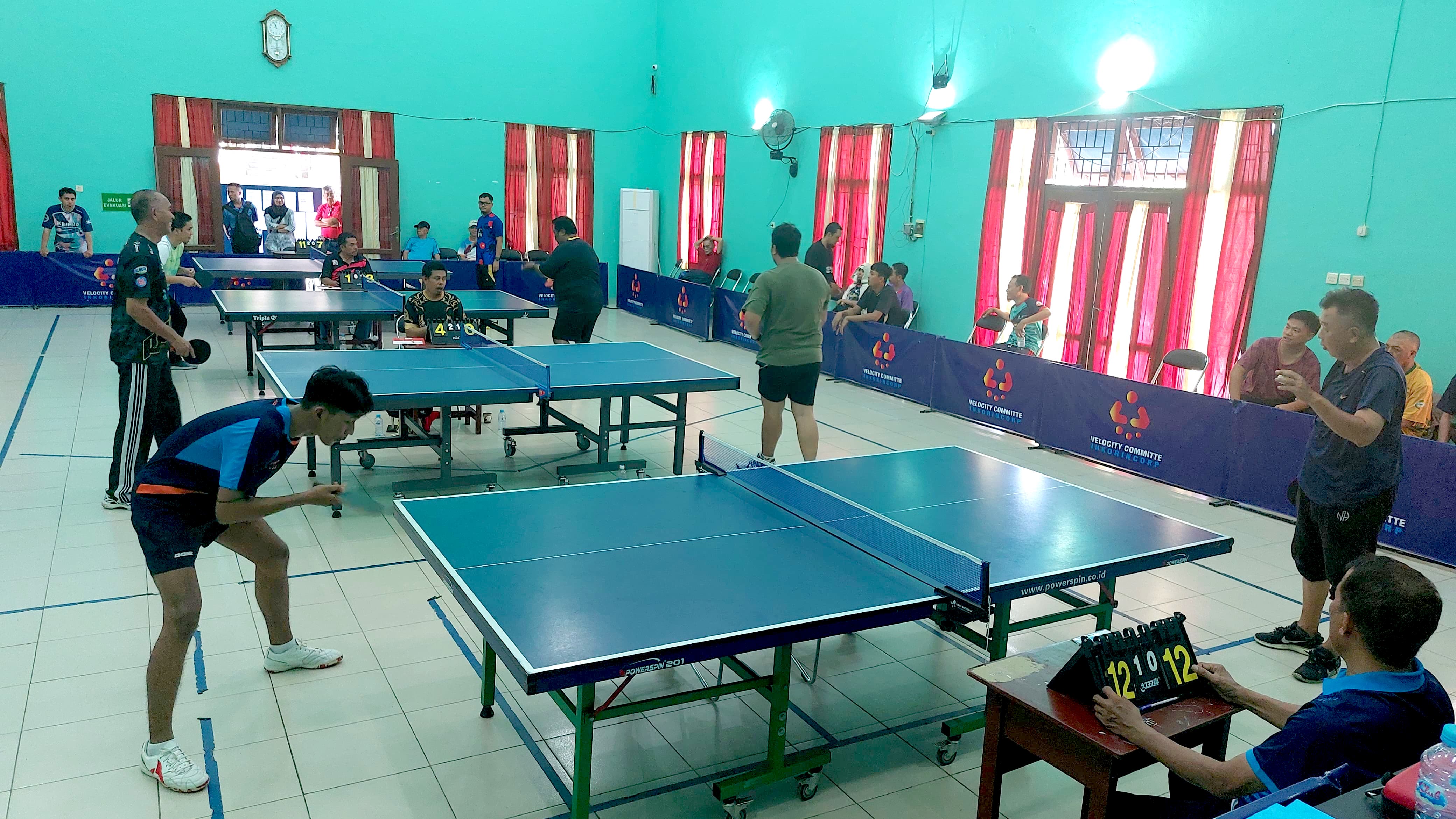 BERJALAN MERIAH: Turnamen Terbuka Tenis Meja di Aula SLB Negeri Balikpapan. (Foto: Okta/KP)