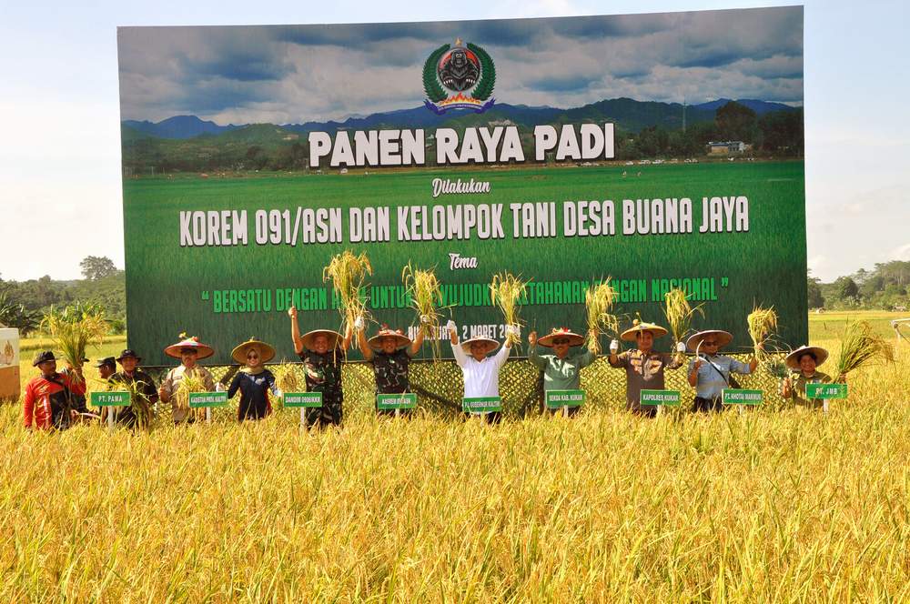 PERTANIAN: Pembukaan panen raya di Desa Buana Jaya mengusung tema Bersatu dengan Alam Mewujudkan Ketahanan Pangan Nasional.