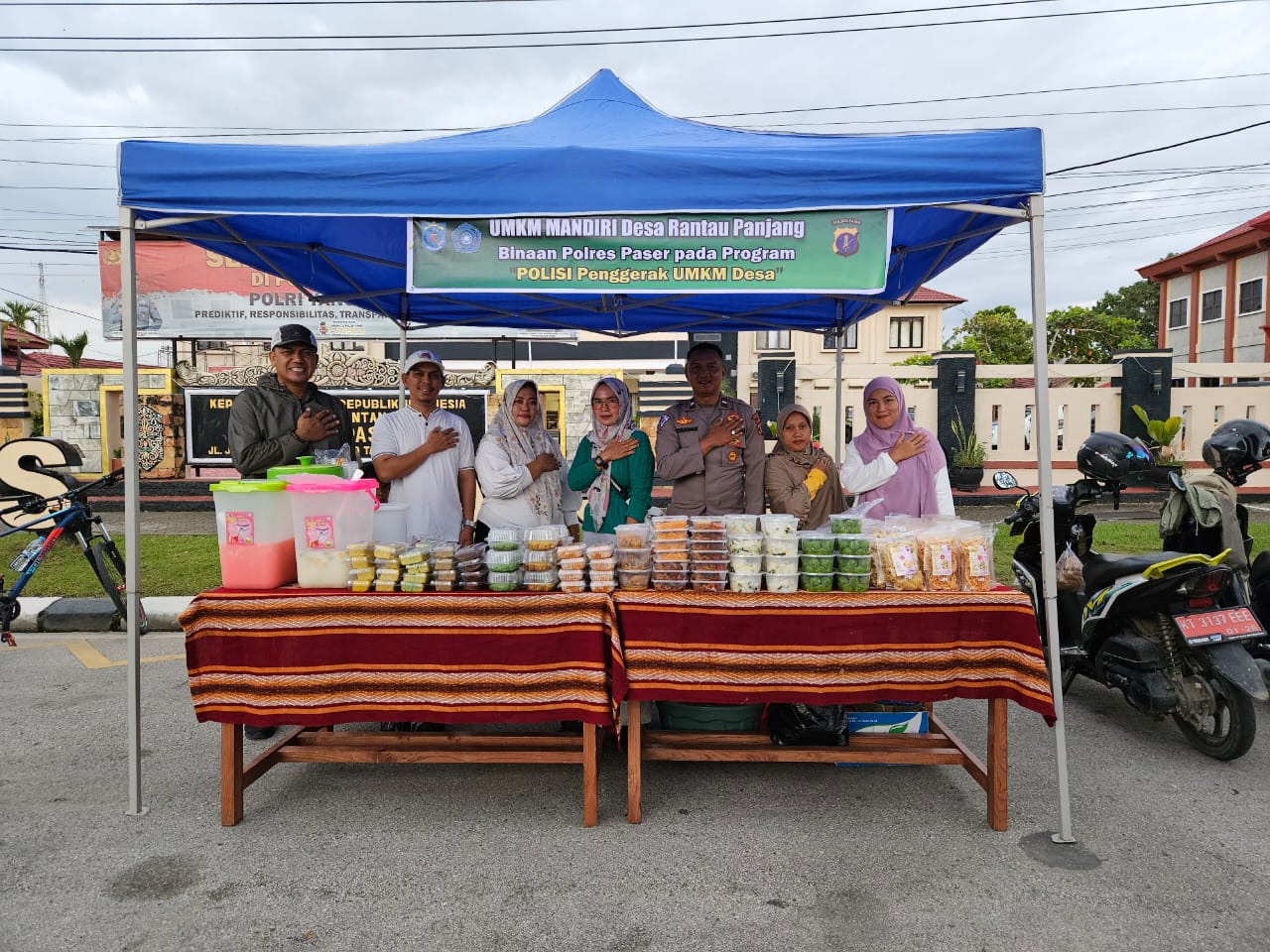 MAJUKAN UMKM: Aiptu Indrawan mendukung UMKM di sekitar tempat tinggalnya agar bisa lebih maju dan meningkat omzetnya, dengan membantu pemasaran dan stan di tempat potensial.