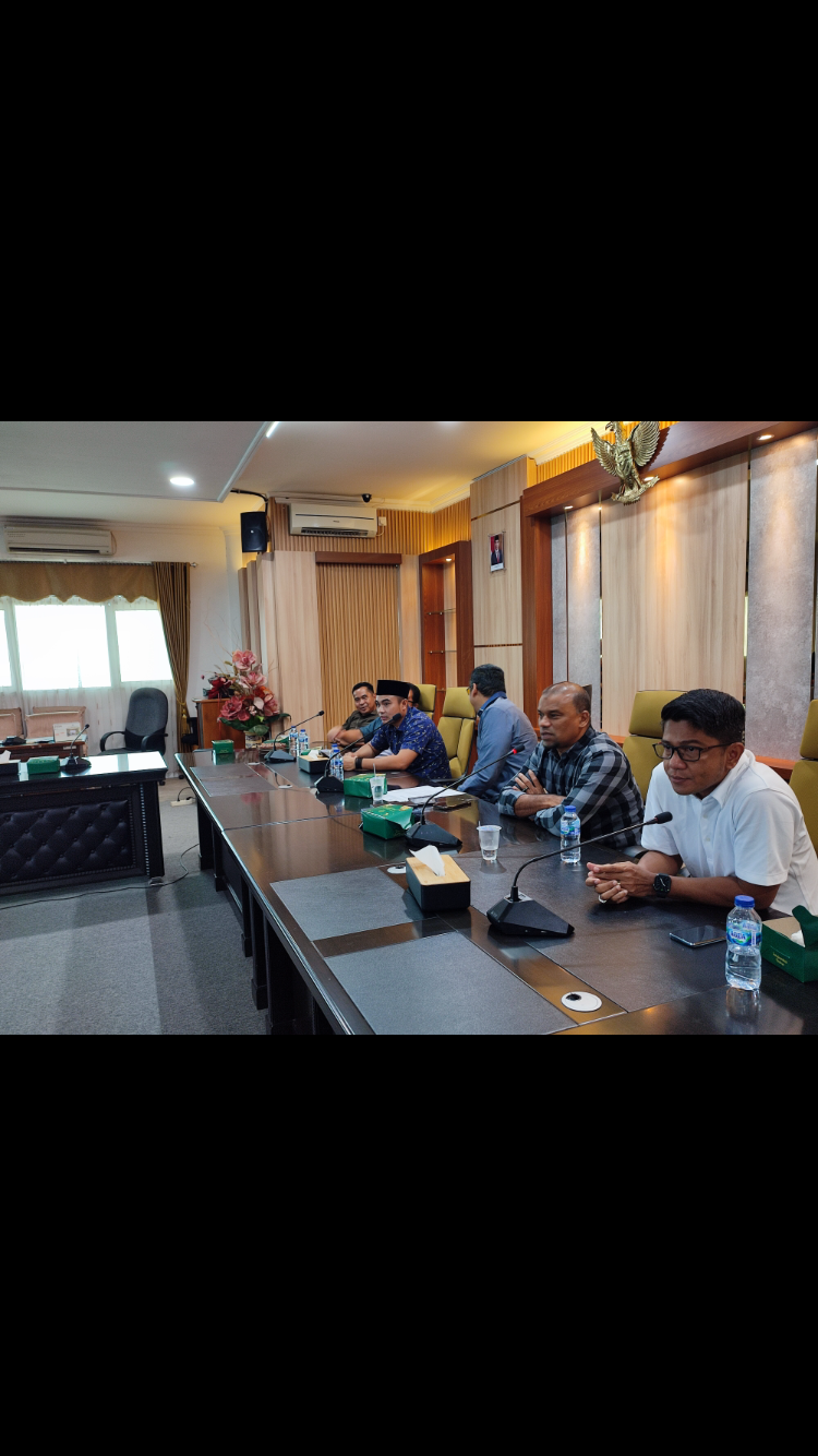 BAHAS REGULASI: Anggota DPRD Paser bersama Bappedalitbang membahas regulasi penginputan pokok-pokok pikiran DPRD untuk 2025, Jum