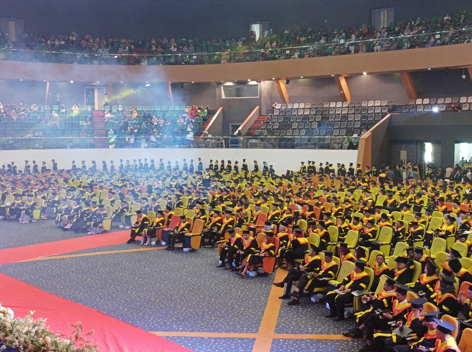 TERBAIK: Suasana wisuda periode 1 2024 Universitas Terbuka di Plenary Hall Convention Center Sempaja, Samarinda, Minggu (3/3).