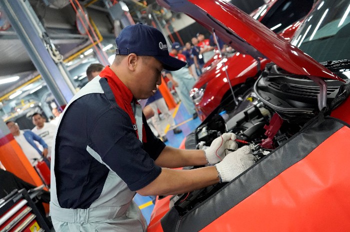 ADU KETERAMPILAN : Simulasi penanganan perawatan mobil pelanggan pada ajang Daihatsu National Skill Contest 2024