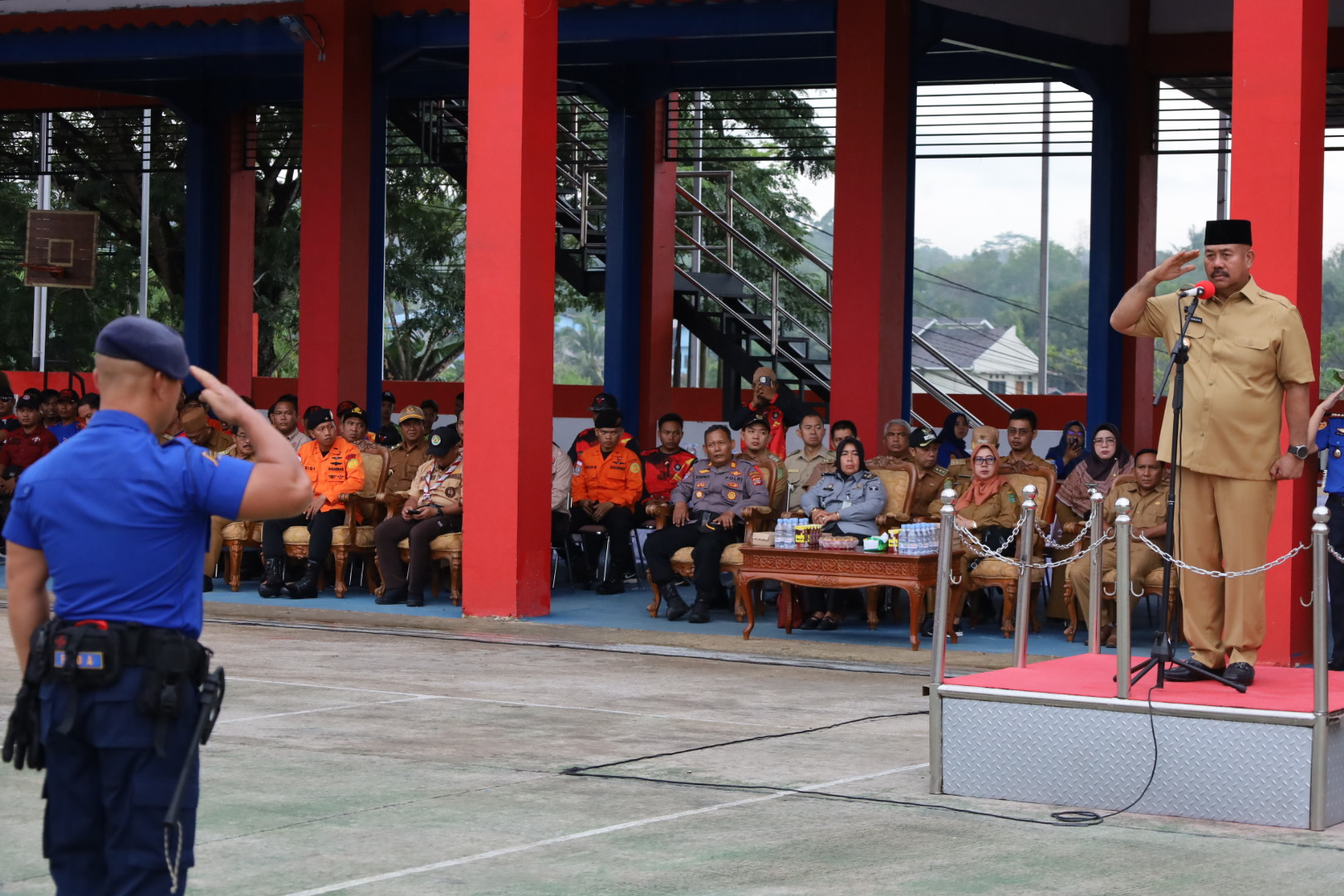 APRESIASI: Bupati Kukar Edi Damansyah memimpin upacara peringatan Hari Ulang Tahun (HUT) Ke-105 Damkarmatan RI di halaman kantor Dinas Damkarmatan Kukar, Senin (4/3).