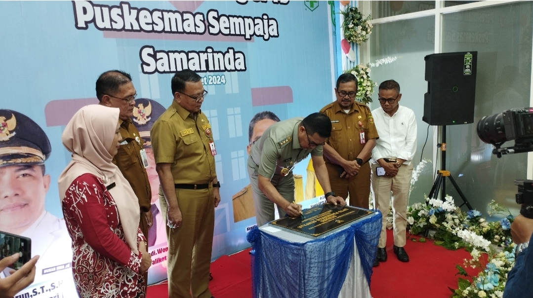 SIAP BEROPERASI: Andi Harun menandatangani prasasti dalam peresmian Puskesmas Sempaja di Jalan Wahid Hasyim II, Kecamatan Samarinda Utara (simpang Jalan HM Ardans), Senin (4/3).