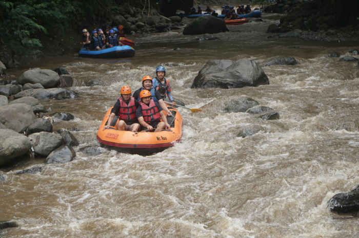 KALIWATU RAFTING : Peserta Epson Media Gathering merasakan pengalaman seru Arung Jeram Kaliwatu rafting menyusuri aliran sungai dengan arus air dan bebatuan sepanjang 6 kilometer di Batu, Malang.