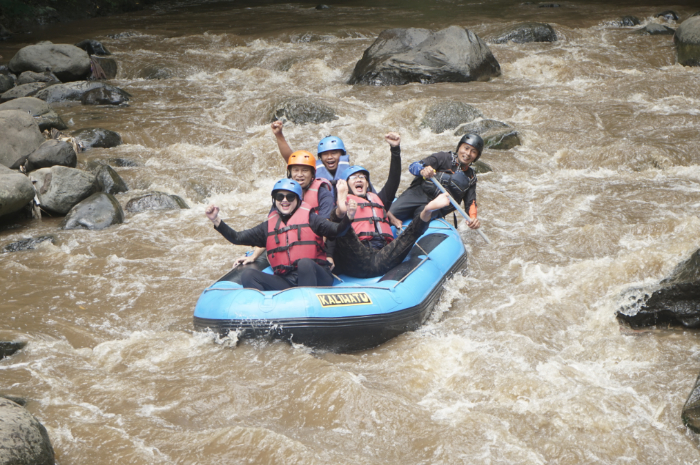 Wisata Arung Jeram di Kaliwatu Rafting menyuguhkan pemandangan alam menyusuri aliran sungai dengan arus air dan bebatuan