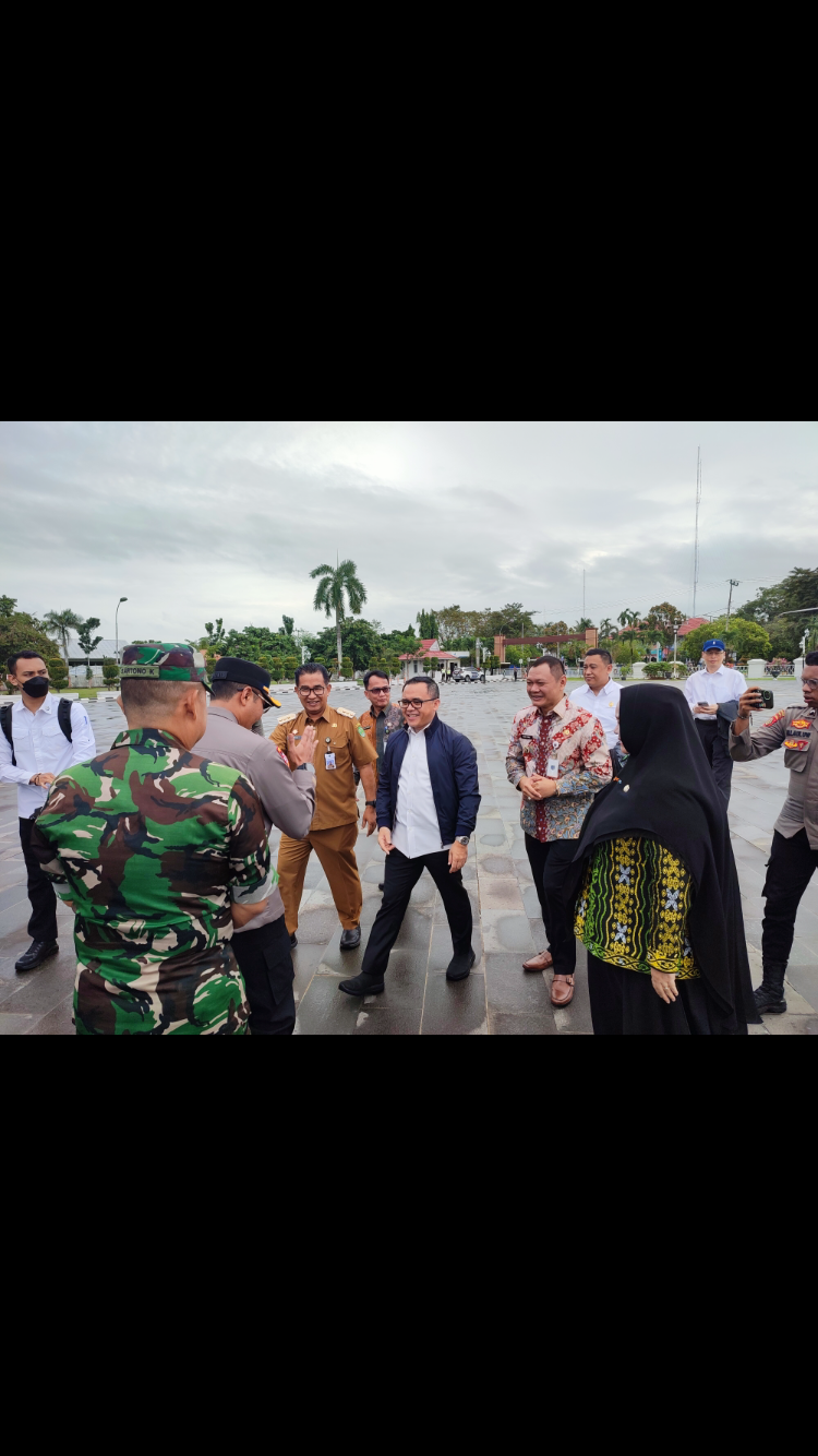 PERTAMA KALI: Menpan-RB Abdullah Azwar Anas tiba di Kabupaten Paser menjadi pembicara dalam rakor administrasi pembangunan Kaltim, Selasa (5/3).